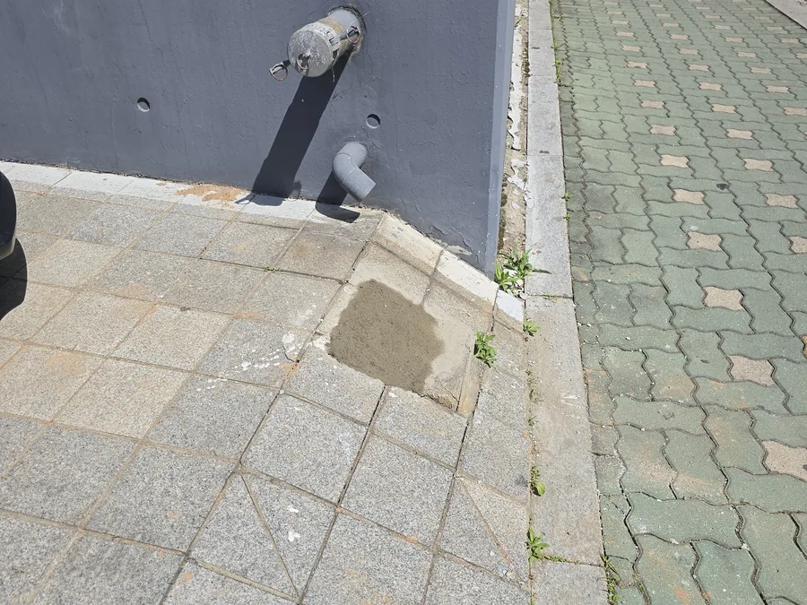부식된 가로등 기둥 철거 전 주차장