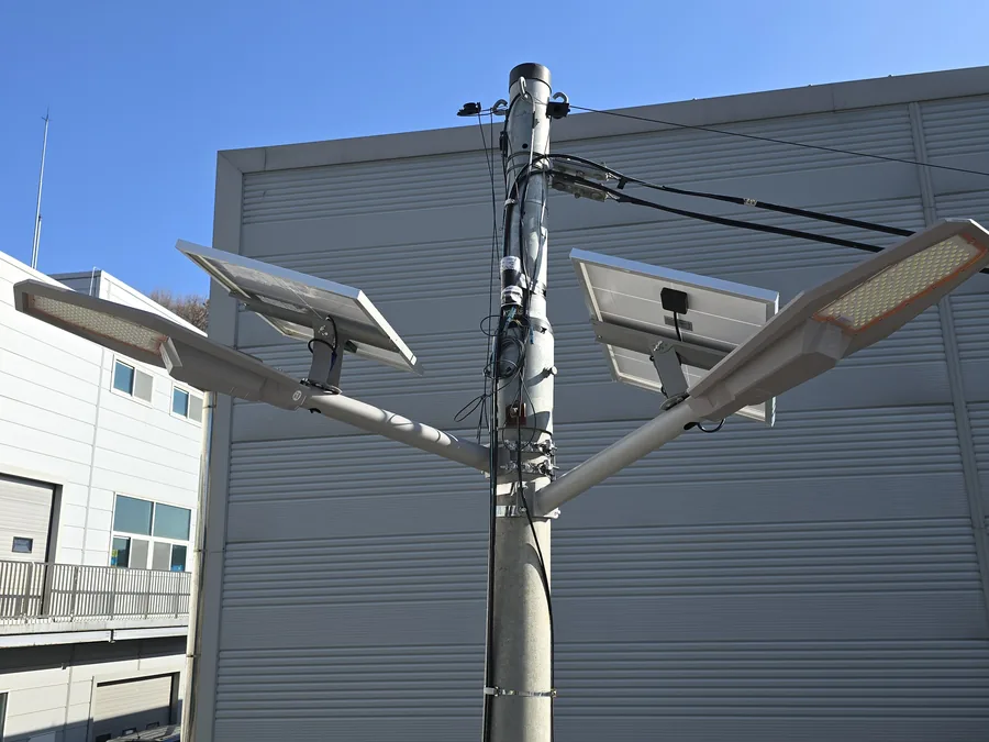 새 LED 가로등으로 교체된 상업지구 보행로
