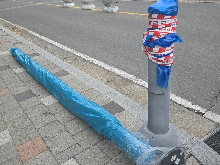 교체 작업 중인 상업지구 보행로 가로등