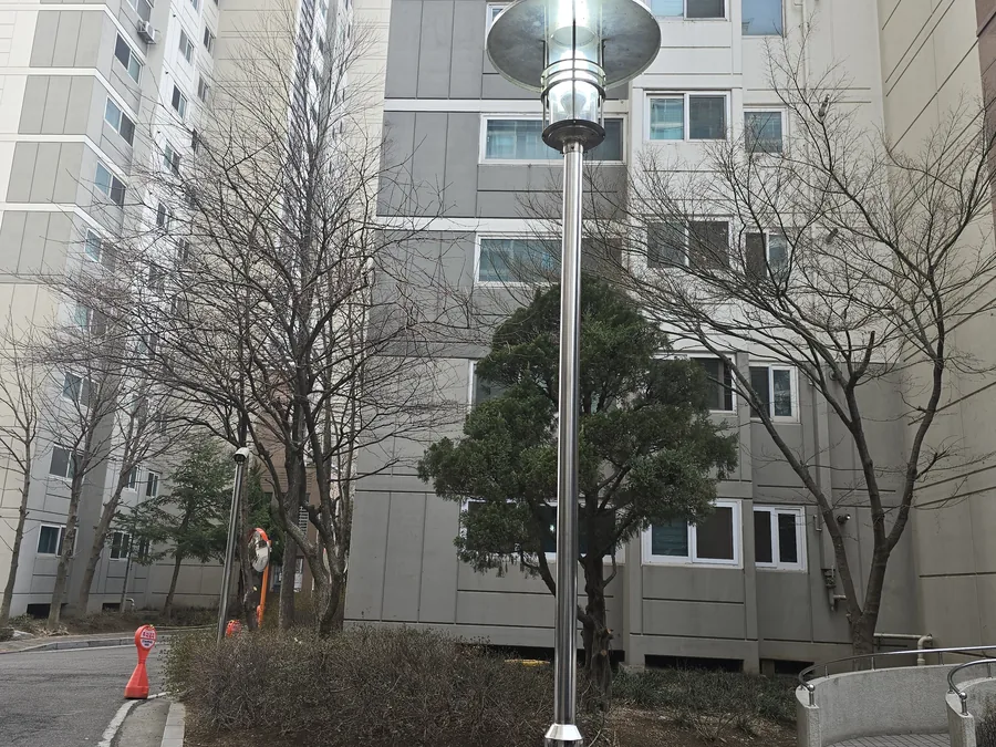LED 가로등 점등 후 야간 캠핑장 전경