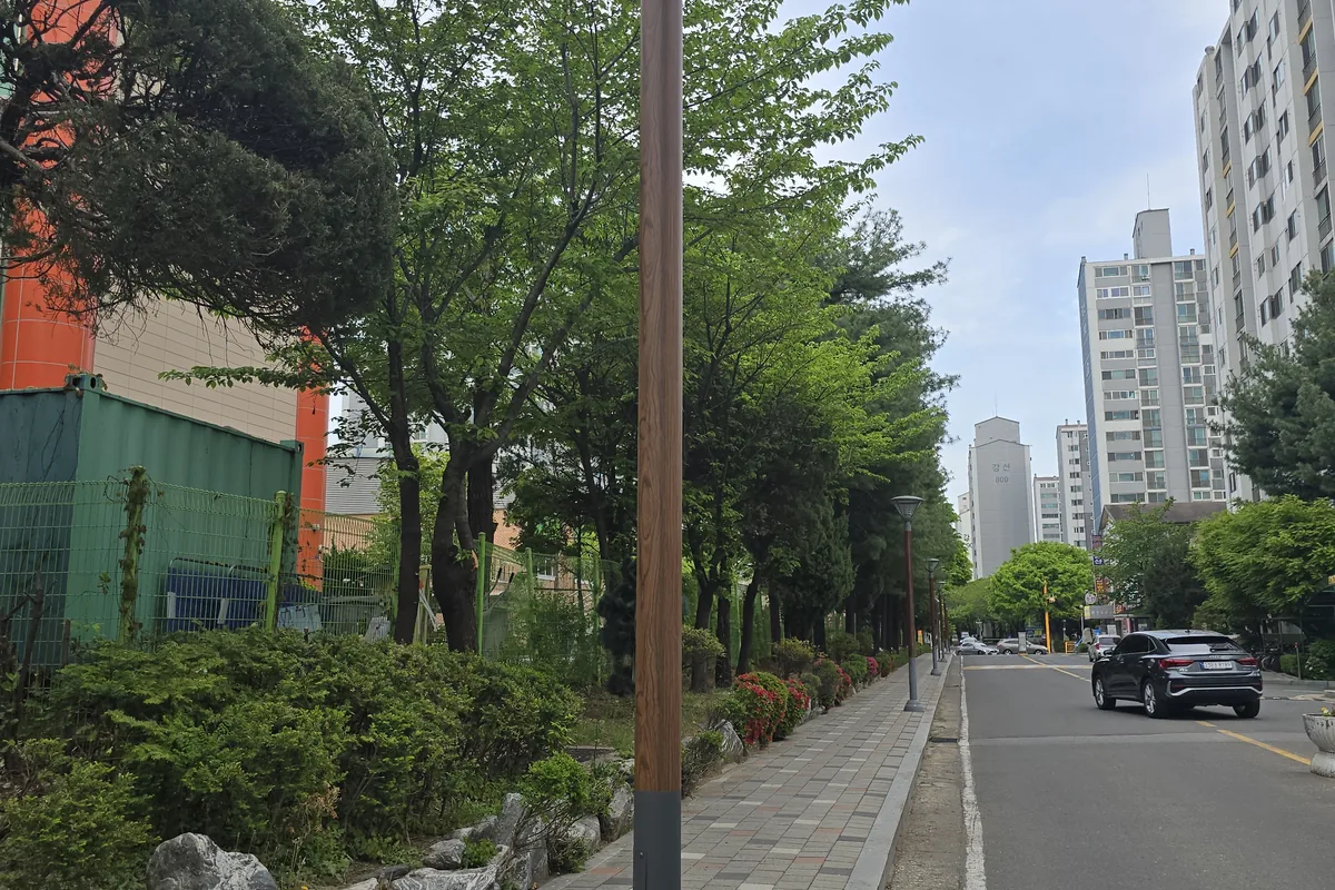 가로등 점멸기 점검 및 수리 작업 모습